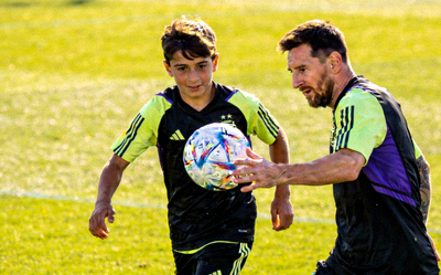 梅西与年轻球员训练互动花絮 - 在阳光下的足球场